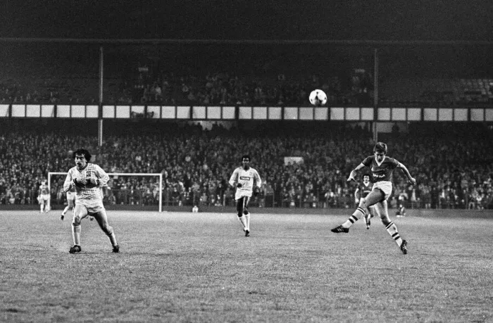 Framed Print : League Cup Third Round match at Goodison Park. Everton 2 v Coventry City 1 Framed Print : League Cup Third Round match at Goodison Park. Everton 2 v Coventry City 1