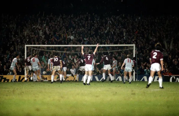 Framed Print : League Cup West Ham 4 v Liverpool 1. West Ham players celebrate after scoring Framed Print : League Cup West Ham 4 v Liverpool 1. West Ham players celebrate after scoring