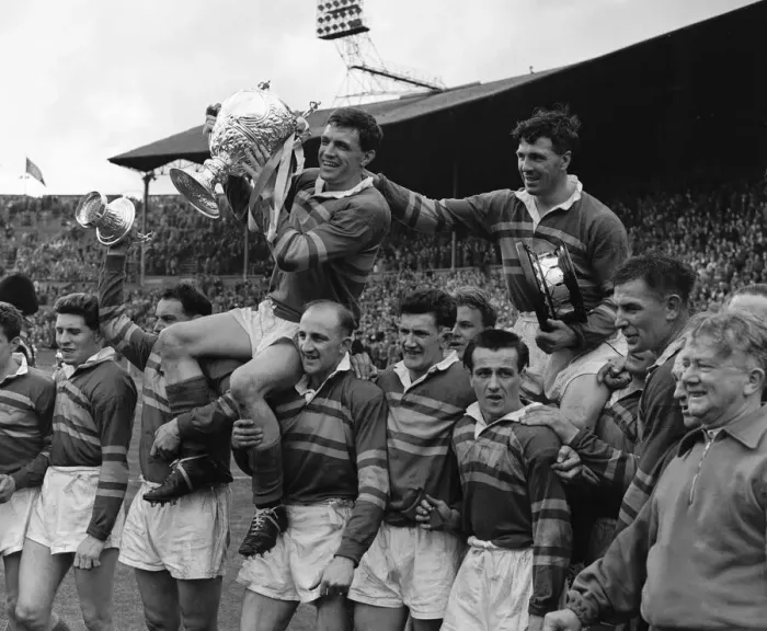Framed Print : Leeds celebrate their 9 - 7 victory over Barrow in the Rugby League Cup Final at Wembley Framed Print : Leeds celebrate their 9 - 7 victory over Barrow in the Rugby League Cup Final at Wembley