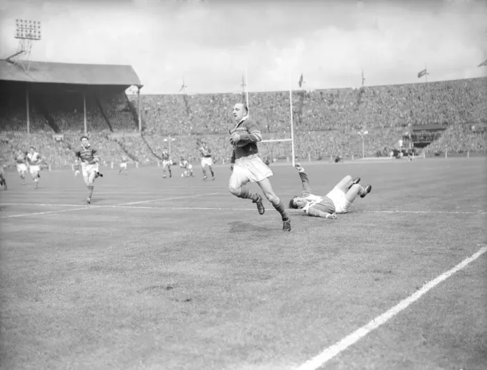 Framed Print : Leeds Lewis Jones evades the Barrow defence to charge towards the try line during