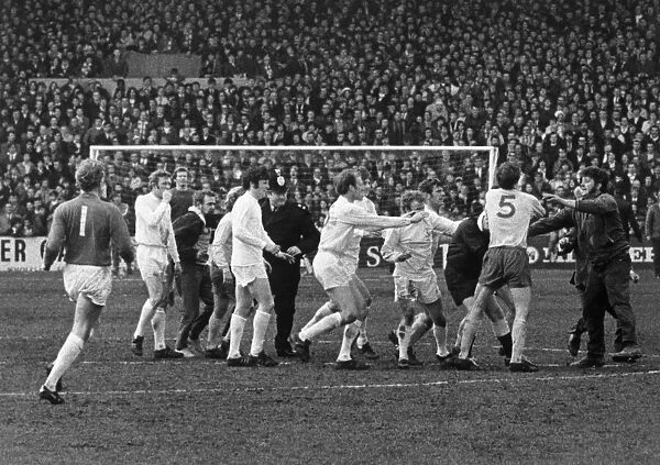 Leeds players surround referee Ray Tinkler after he awarded a controversial goal
