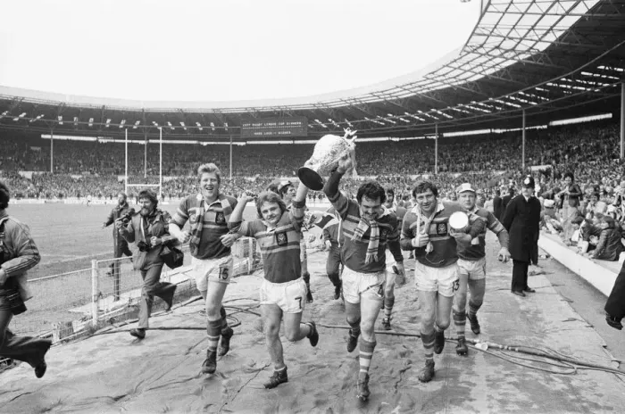 Framed Print : Leeds RLFC seen here completing a lap of honour around Wembley following their victory in Framed Print : Leeds RLFC seen here completing a lap of honour around Wembley following their victory in