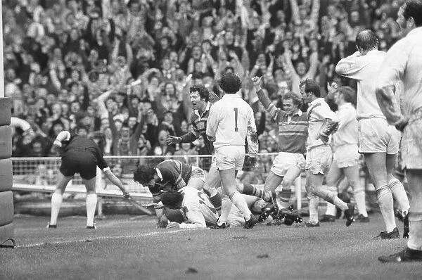 Leeds score a try against St Helens in the Rugby League Cup Final at Wembley