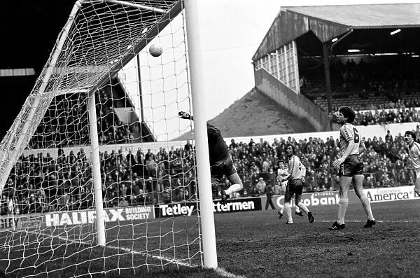 Leeds United 1 v. Norwich City 0. Division One Football. January 1981 MF01-18-042