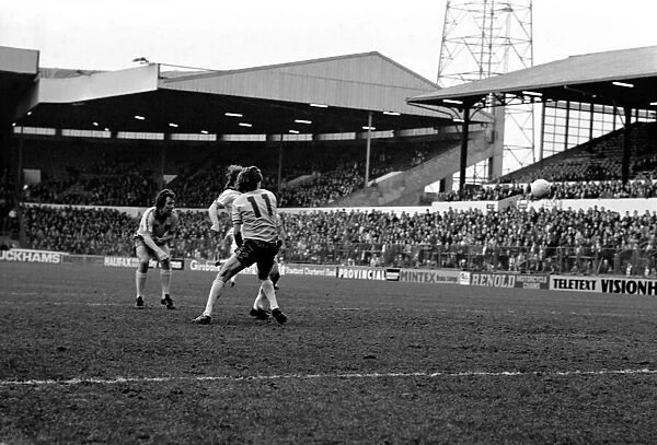 Leeds United 1 v. Norwich City 0. Division One Football. January 1981 MF01-18-044