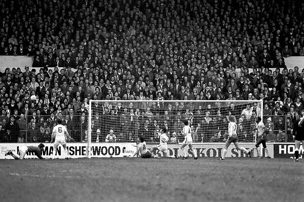 Leeds United 1 v. Norwich City 0. Division One Football. January 1981 MF01-18-019
