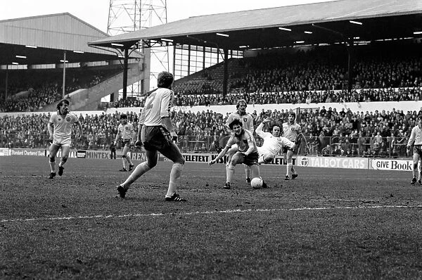Leeds United 1 v. Norwich City 0. Division One Football. January 1981 MF01-18-002
