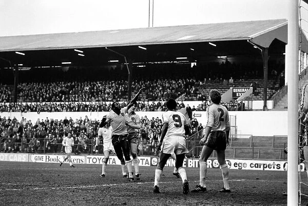 Leeds United 1 v. Norwich City 0. Division One Football. January 1981 MF01-18-015