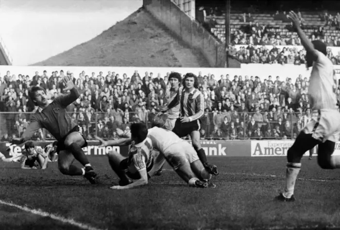 Framed Print : Leeds United 1 v. Stoke City 3. Division One Football. February 1981 MF01-29-040 Framed Print : Leeds United 1 v. Stoke City 3. Division One Football. February 1981 MF01-29-040
