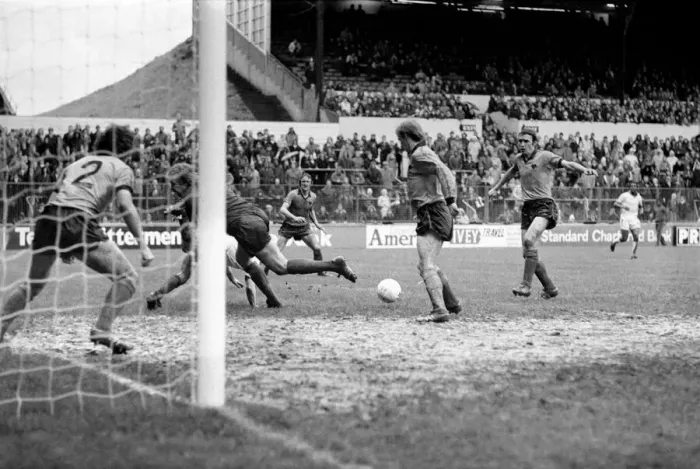 Framed Print : Leeds United 1 v. Wolverhampton Wanderers 3. March 1981 MF02-03-010 Framed Print : Leeds United 1 v. Wolverhampton Wanderers 3. March 1981 MF02-03-010