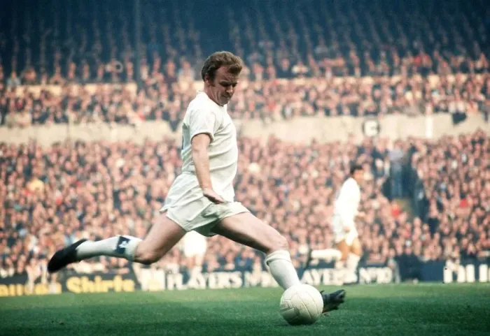 Framed Print : Leeds United captain Billy Bremner in action Circa 1974 Framed Print : Leeds United captain Billy Bremner in action Circa 1974