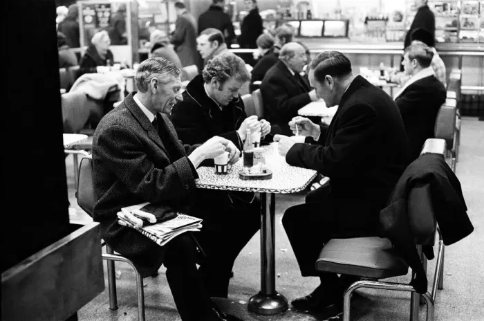 Framed Print : Leeds United manger Don Revie with Billy Bremner and Syd Owens at Leeds station before Framed Print : Leeds United manger Don Revie with Billy Bremner and Syd Owens at Leeds station before