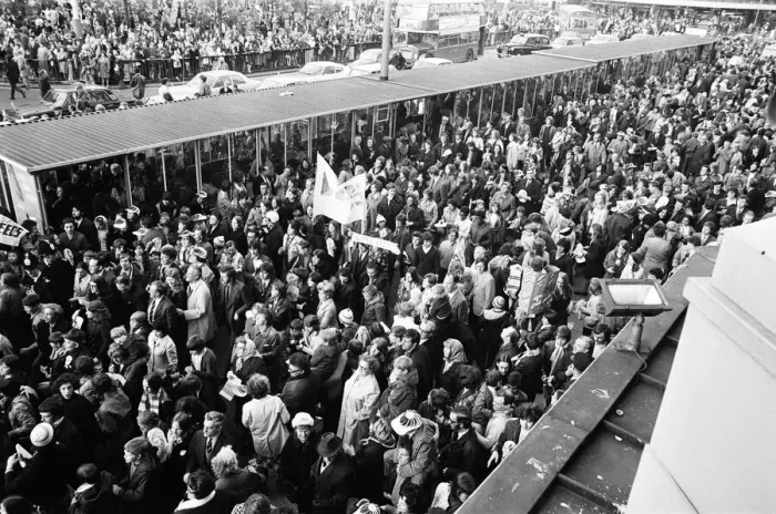 Framed Print : Leeds United reception after winning the FA Cup. Players parade the trophy through Framed Print : Leeds United reception after winning the FA Cup. Players parade the trophy through