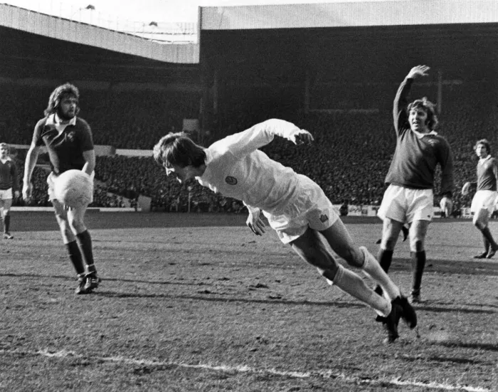 Framed Print : Leeds United V Everton. Leeds United forward Alan Clarke makes a flying diving header