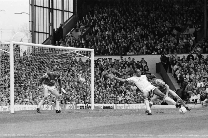 Framed Print : Leeds United v Liverpool. Final score 5-4 to Liverpool, League Division One, Elland Road