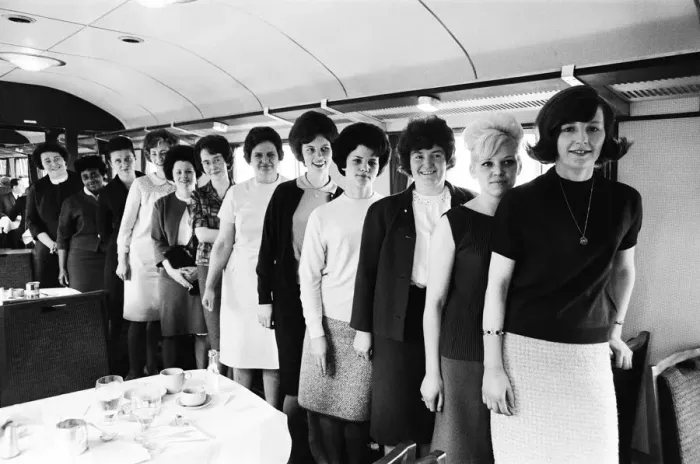 Framed Print : Leeds United wives and girlfriends. l-r Mrs Elsie Revie, Mrs Norma Johanneson