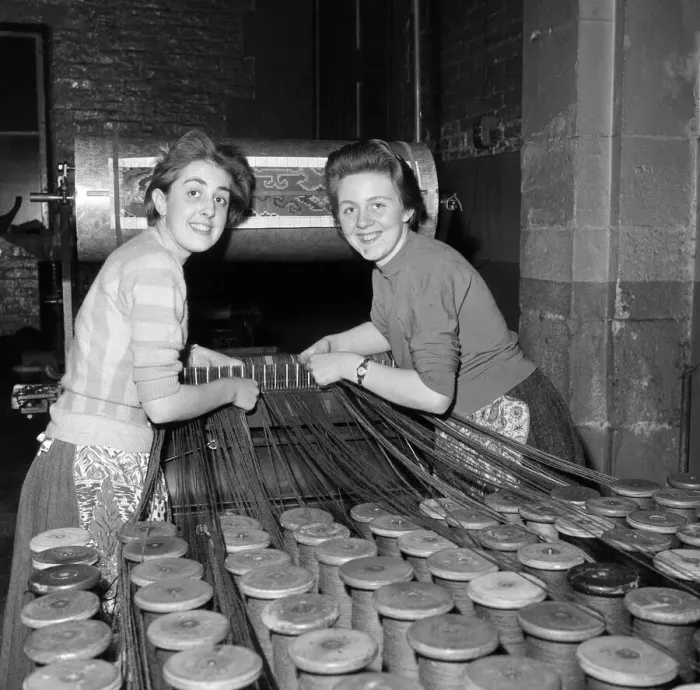 Framed Print : Left, Dorothy Davenport aged 16 and Elaine Roberts aged 15 at Crossleys factory