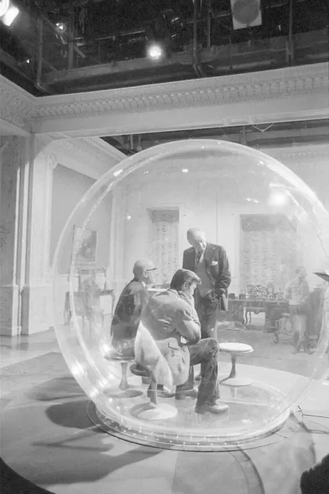 Framed Print : Left to Right Lionel Jeffries, Laurence Harvey and Eric Portman seen here on the set of