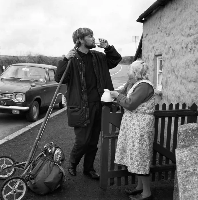 Framed Print : Legless Norman Croucher, 29, walking from John o Groats on artificial legs nears his Framed Print : Legless Norman Croucher, 29, walking from John o Groats on artificial legs nears his