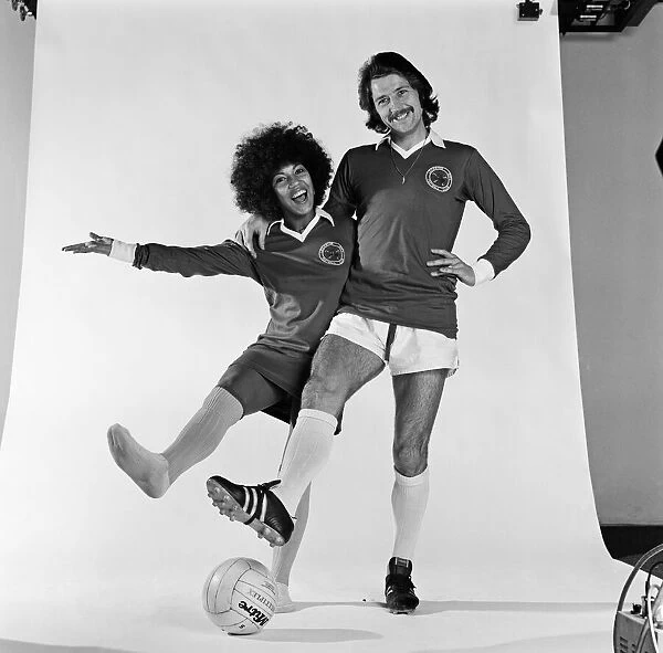 Leicester City footballer Frank Worthington poses in the studio with singer Linda Lewis