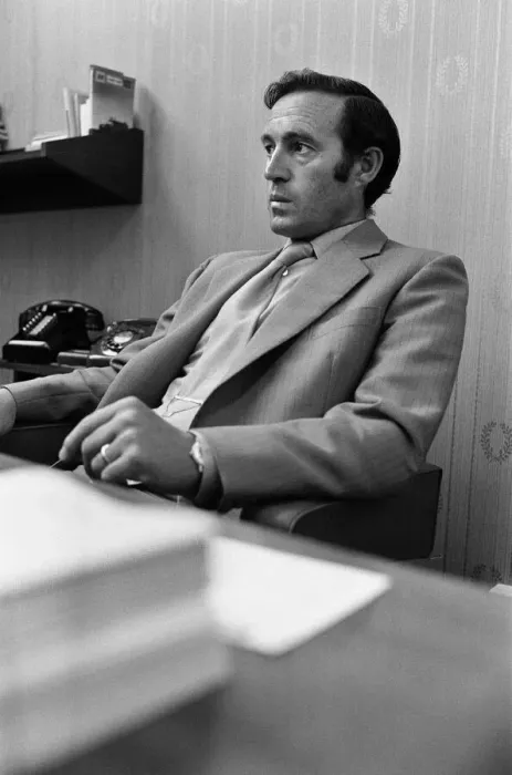 Framed Print : Leicester City manager Jimmy Bloomfield at his office desk in Filbert Street