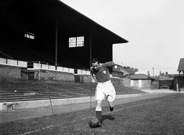 Leicester City team training at Filbert Street. Mal Griffiths. 12th October 1950