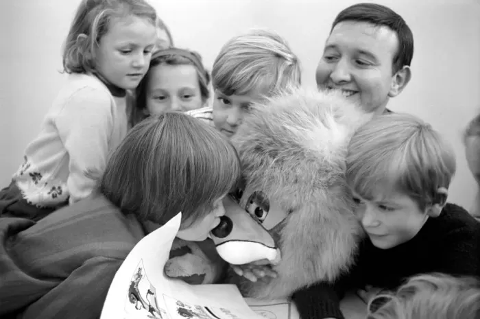 Framed Print : Lemny the lion is joining my news, the classroom newspaper for children aged four to six Framed Print : Lemny the lion is joining my news, the classroom newspaper for children aged four to six