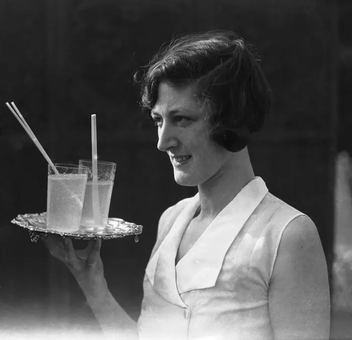 Framed Print : Anyone for lemonade, A mannequin seen here modelling the latest 1932 summer fashions Framed Print : Anyone for lemonade, A mannequin seen here modelling the latest 1932 summer fashions