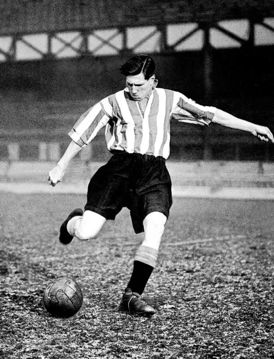 Framed Print : Len Shackleton Sunderland inside forward December 1948 Len signed Framed Print : Len Shackleton Sunderland inside forward December 1948 Len signed