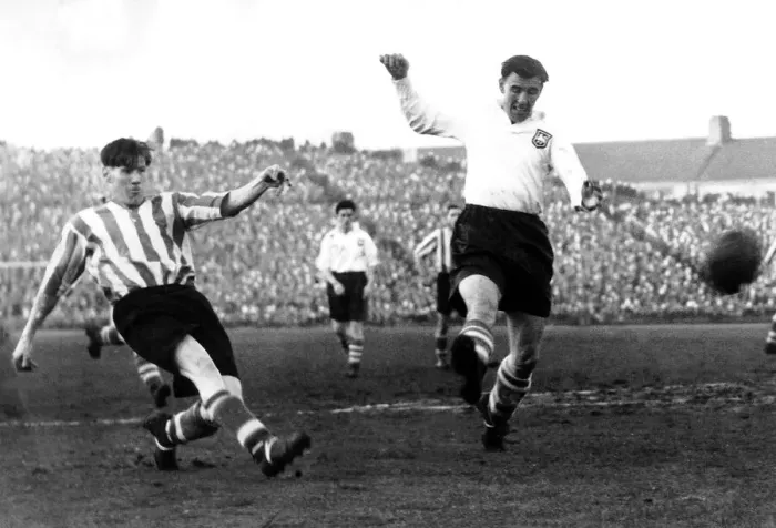 Framed Print : Len Shackleton of Sunderland shoots past Corbett 1948 during the Sunderland v
