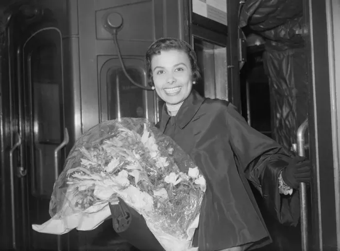 Framed Print : Lena Horne American singer in London DM 29 / 6 / 1950 024743 / 5 Framed Print : Lena Horne American singer in London DM 29 / 6 / 1950 024743 / 5