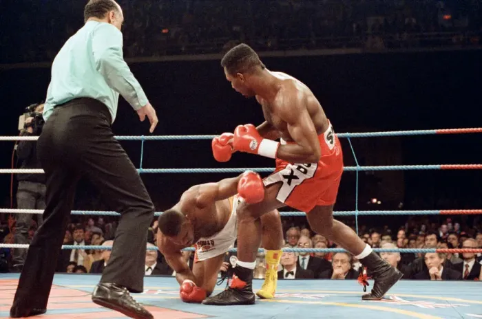 Framed Print : Lennox Lewis vs Donovan Razor'Ruddock. Lewis retained his British Framed Print : Lennox Lewis vs Donovan Razor'Ruddock. Lewis retained his British