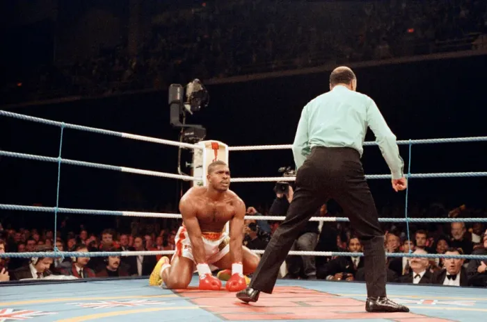 Framed Print : Lennox Lewis vs Donovan Razor'Ruddock. Lewis retained his British Framed Print : Lennox Lewis vs Donovan Razor'Ruddock. Lewis retained his British
