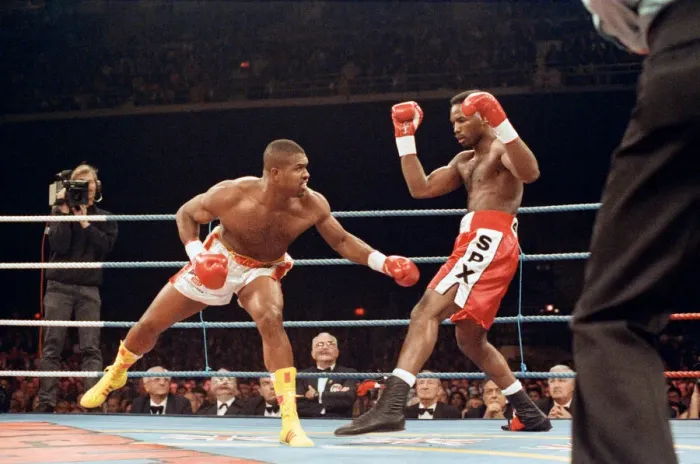 Framed Print : Lennox Lewis vs Donovan Razor'Ruddock. Lewis retained his British Framed Print : Lennox Lewis vs Donovan Razor'Ruddock. Lewis retained his British