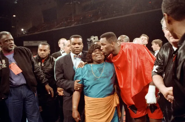 Framed Print : Lennox Lewis vs Donovan Razor'Ruddock. Lewis retained his British Framed Print : Lennox Lewis vs Donovan Razor'Ruddock. Lewis retained his British