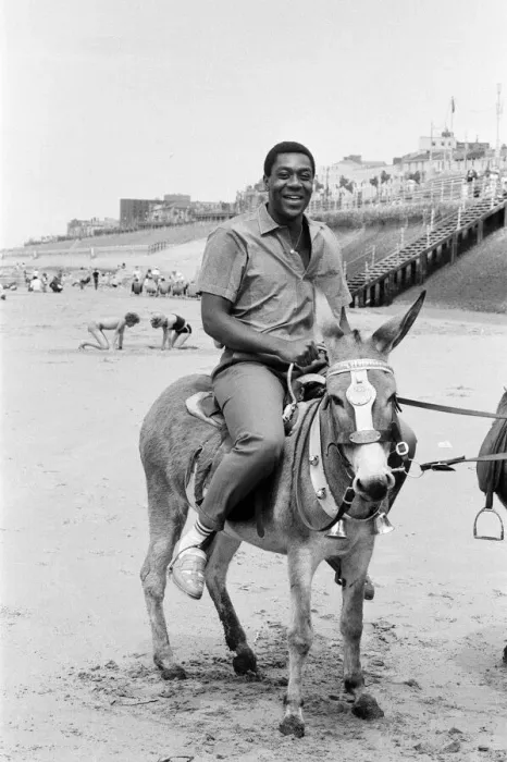 Framed Print : Lenny Henry riding a Donkey at Blackpool Beach, Lancashire. 15th July 1984