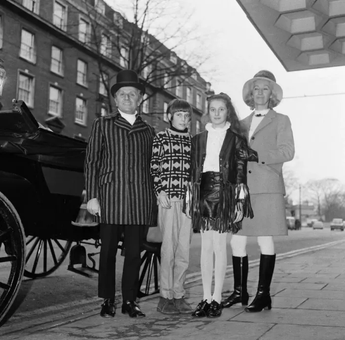 Framed Print : Leo Abse MP, his wife Marjorie, son Tobias and daughter Bathsheba arrive in an open horse Framed Print : Leo Abse MP, his wife Marjorie, son Tobias and daughter Bathsheba arrive in an open horse
