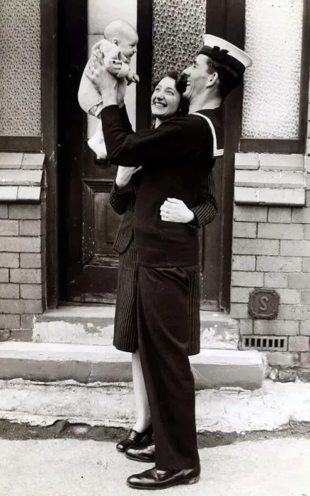 Framed Print : Leonard Perrigo with his wife and son in Birkenhead Sailor holding his baby boy