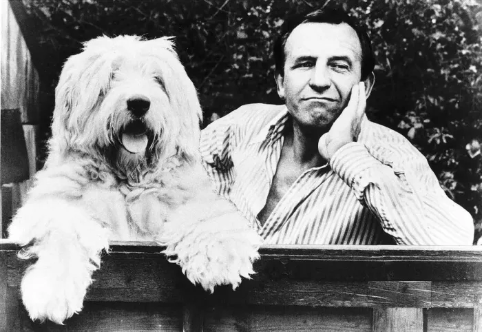 Framed Print : Leonard Rossiter with Boot the dog of daily mirrorman Ray Weaver March 1979 Framed Print : Leonard Rossiter with Boot the dog of daily mirrorman Ray Weaver March 1979