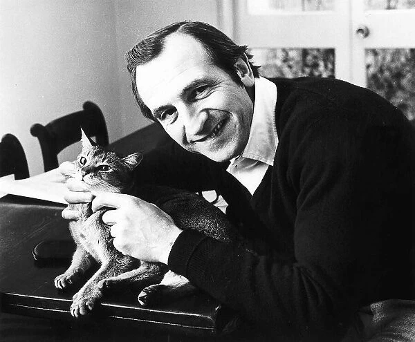 Leonard Rossiter with a cat - February 1978 DBASE MSI