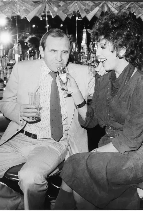 Framed Print : Leonard Rossiter and Joan Collins teaming up for famous drinks commercials Framed Print : Leonard Rossiter and Joan Collins teaming up for famous drinks commercials