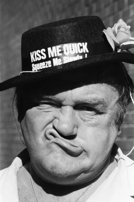 Framed Print : Les Dawson at Blackpool Beach, Lancashire. 15th July 1984 Framed Print : Les Dawson at Blackpool Beach, Lancashire. 15th July 1984