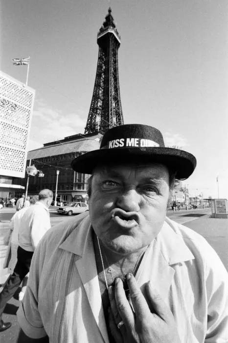 Framed Print : Les Dawson at Blackpool Beach, Lancashire. 15th July 1984