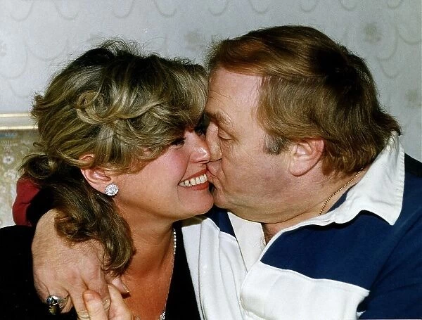Les Dawson Comedian and his wife share a tender moment A©Mirrorpix