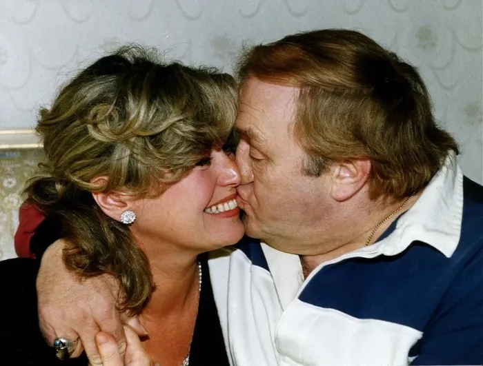 Framed Print : Les Dawson Comedian and his wife share a tender moment A©Mirrorpix