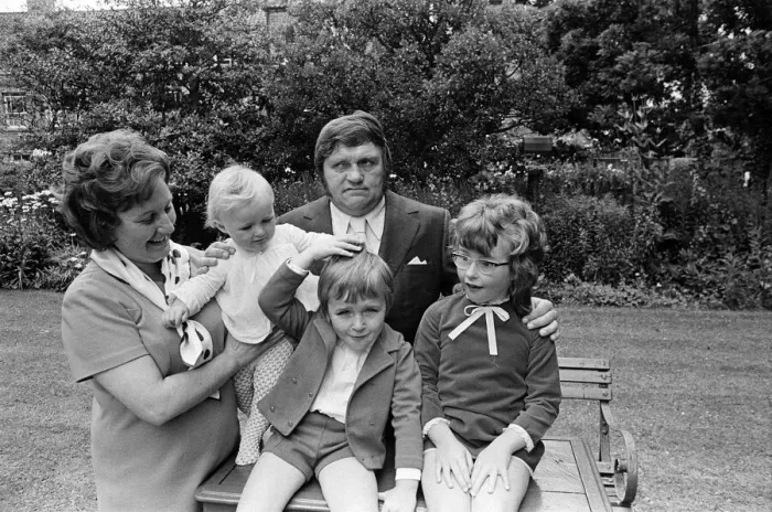 Framed Print : Les Dawson at home at Lytham St Annes, Lancashire, with his wife Margaret Framed Print : Les Dawson at home at Lytham St Annes, Lancashire, with his wife Margaret