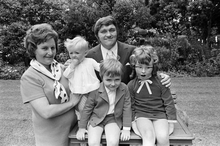 Framed Print : Les Dawson at home at Lytham St Annes, Lancashire, with his wife Margaret Framed Print : Les Dawson at home at Lytham St Annes, Lancashire, with his wife Margaret