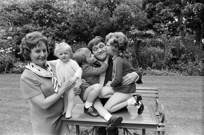 Framed Print : Les Dawson at home at Lytham St Annes, Lancashire, with his wife Margaret Framed Print : Les Dawson at home at Lytham St Annes, Lancashire, with his wife Margaret