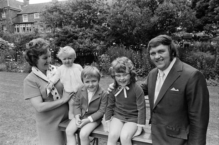 Framed Print : Les Dawson at home at Lytham St Annes, Lancashire, with his wife Margaret Framed Print : Les Dawson at home at Lytham St Annes, Lancashire, with his wife Margaret