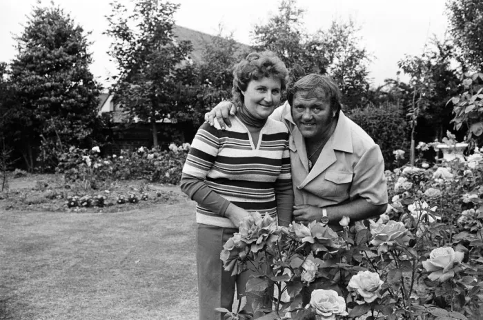 Framed Print : Les Dawson at his home near Blackpool, Lancashire, with his wife Margaret. August 1977 Framed Print : Les Dawson at his home near Blackpool, Lancashire, with his wife Margaret. August 1977